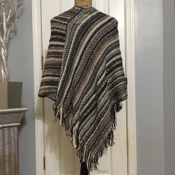 Boho Chic Poncho - Picture 7 of 8